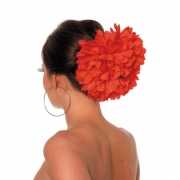 Rode bloemenklem voor in het haar
