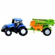 Blauwe tractor met veldspuit