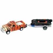 Speelgoed auto met tijgerprint en trailer