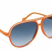 Oranje zonnebril met trendy montuur